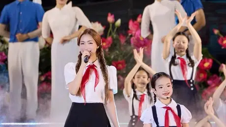 Hòa Minzy xúc động hát về Bác tại Quảng trường Ba Đình