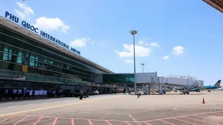 Đình chỉ cán bộ cửa khẩu xé vé máy bay của khách