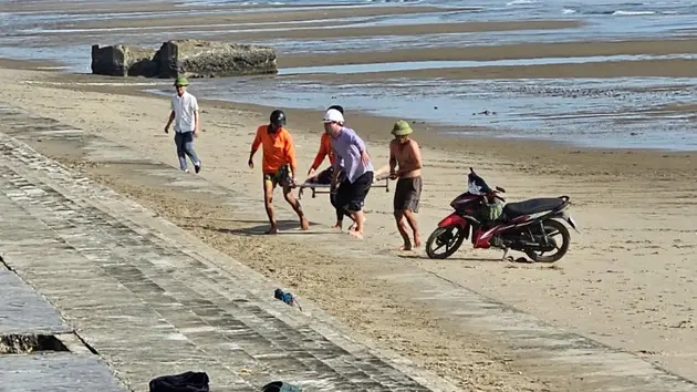 Hai người bị đuối nước tử vong khi tắm biển Cửa Lò
