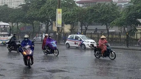 Mưa kèm dông lốc, sét tại nhiều nơi trên Hà Nội