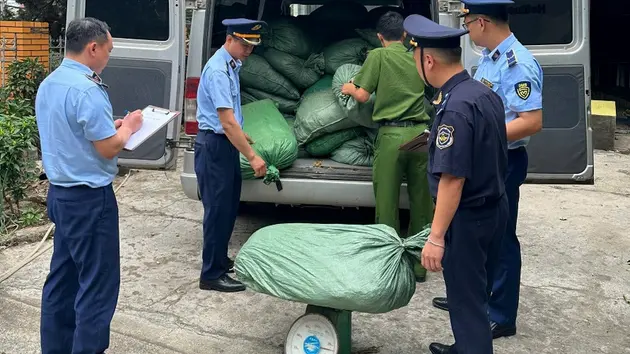 Tạm giữ gần 1,4 tấn nguyên liệu thuốc lá không nguồn gốc