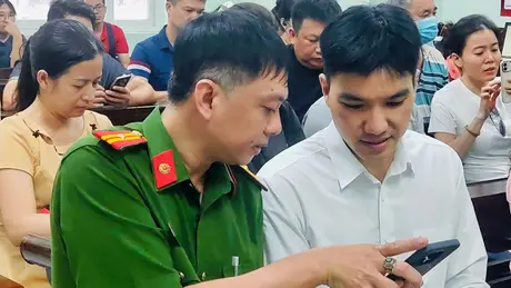 Công an vận động góp ý sửa Hiến pháp qua VNeID