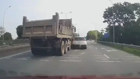 Xe ben chuyển làn bất cẩn gây va chạm ô tô con