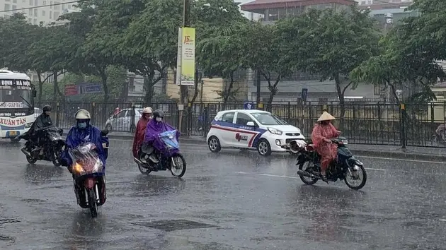 Mưa kèm dông lốc, sét tại nhiều nơi trên Hà Nội