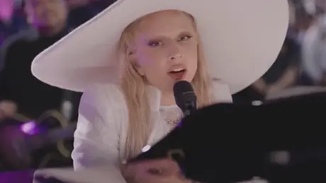 Lady Gaga thắng giải Emmy đầu tiên trong sự nghiệp