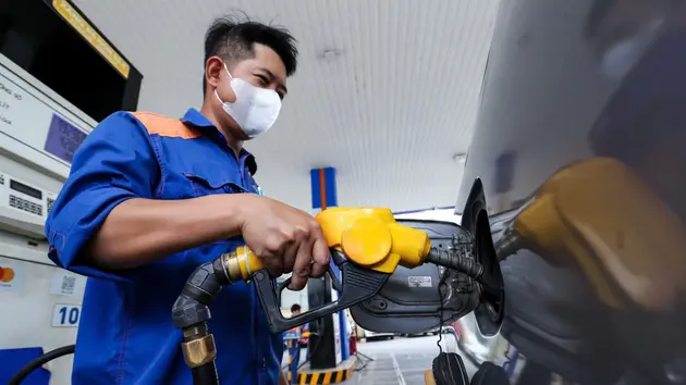 Giá xăng giảm nhẹ, giá dầu tăng