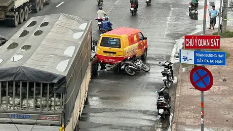 Xe tải gây tai nạn liên hoàn, hai người tử vong