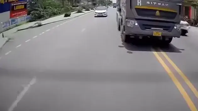 Xe ben ngang nhiên đi ngược chiều trong khu dân cư
