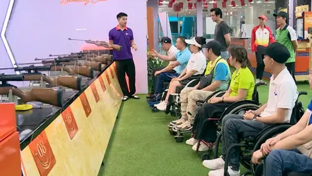 Người khuyết tật trải nghiệm môn thể thao bắn súng
