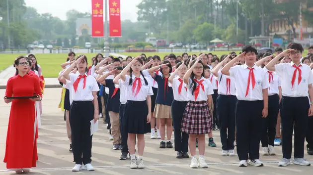Học sinh giỏi tiêu biểu của Thủ đô báo công dâng Bác