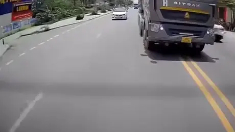 Xe ben ngang nhiên đi ngược chiều trong khu dân cư