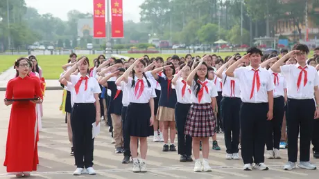 Học sinh giỏi tiêu biểu của Thủ đô báo công dâng Bác