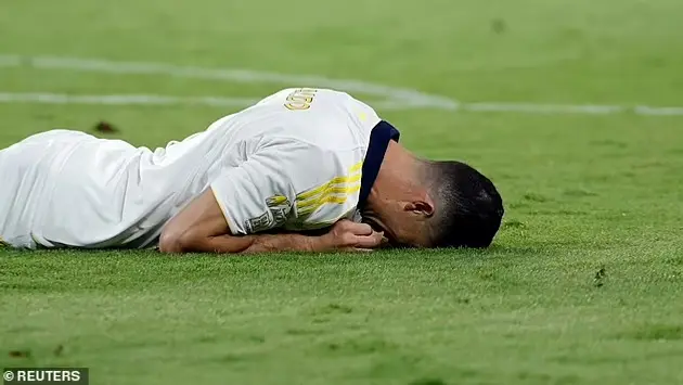 Cristiano Ronaldo sút hỏng phạt đền khó tin