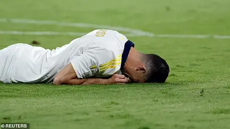 Cristiano Ronaldo sút hỏng phạt đền khó tin