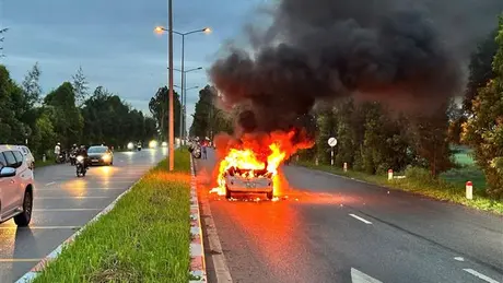 Xe ô tô đang lưu thông bỗng nhiên bốc cháy