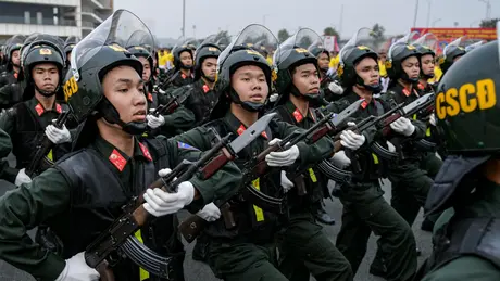 Gặp gỡ, động viên chiến sĩ CSCĐ tham gia diễu binh