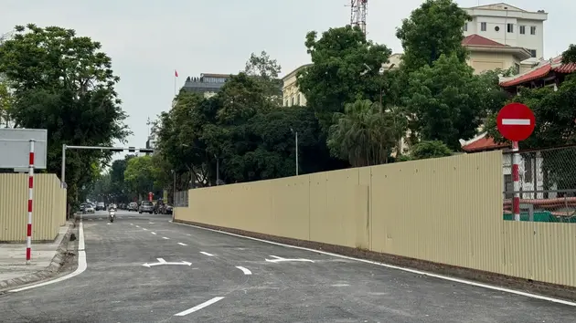 Rào chắn thi công kéo dài gây bất tiện cho người dân