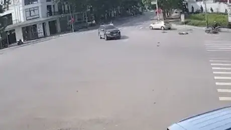 Ô tô hất văng người đi đường thiếu quan sát