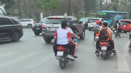 Phụ huynh vẫn quên đội mũ bảo hiểm cho trẻ nhỏ