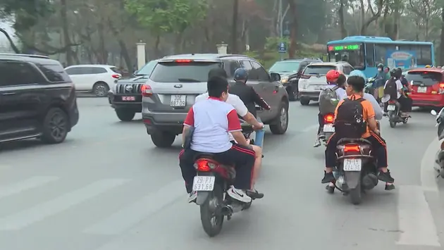 Phụ huynh vẫn quên đội mũ bảo hiểm cho trẻ nhỏ