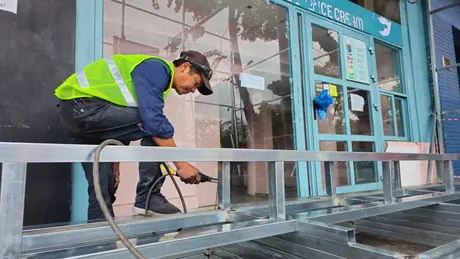 Dựng rào chắn, chuẩn bị phá dỡ tòa nhà 'Hàm Cá Mập'