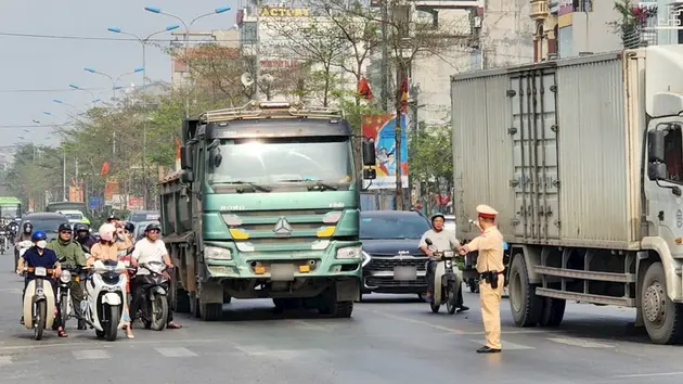 CSGT xử xe tải vi phạm trọng tải trên Quốc lộ 32