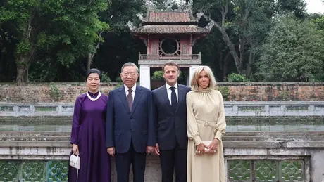 Tổng Bí thư Tô Lâm và Tổng thống Pháp thăm Văn Miếu