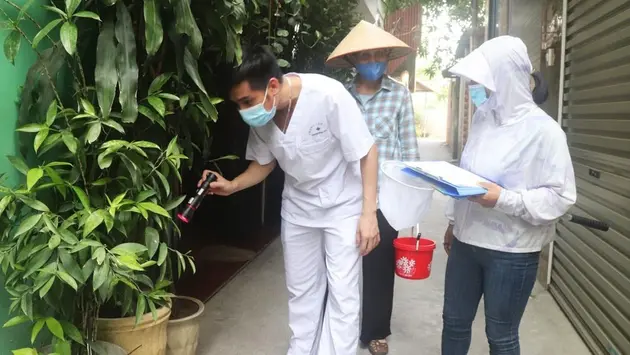 'Đi từng ngõ, gõ từng nhà' ngăn chặn sốt xuất huyết