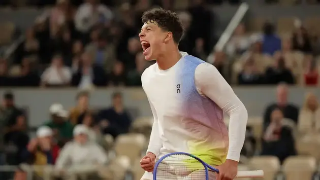Ben Shelton chiến thắng ngược dòng tại Roland Garros