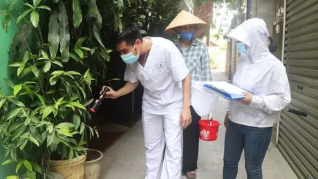 'Đi từng ngõ, gõ từng nhà' ngăn chặn sốt xuất huyết