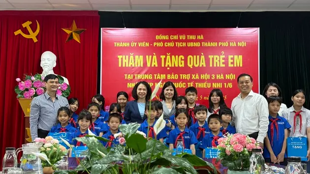 Lãnh đạo Hà Nội tặng quà trẻ em Trung tâm bảo trợ 3