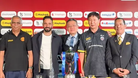 HLV Kim Sang Sik chốt số lượng cầu thủ đấu Man Utd