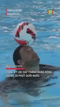 Kỷ lục giữ thăng bằng bóng trong 30 phút dưới nước