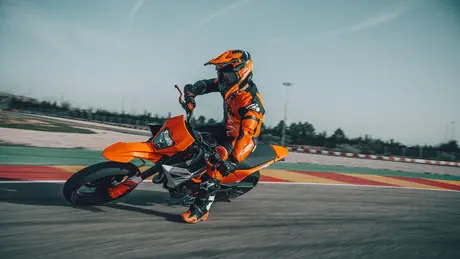 Hãng xe máy hàng đầu Ấn Độ mua lại KTM