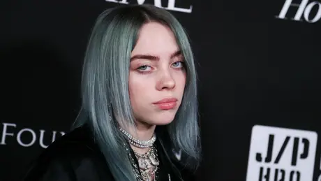 Billie Eilish tạo lịch sử tại AMAs với 7 giải thưởng