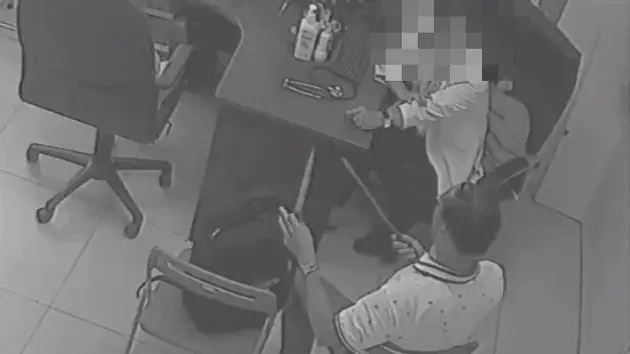 Điều tra vụ bác sĩ bị đồng nghiệp tấn công bằng dao