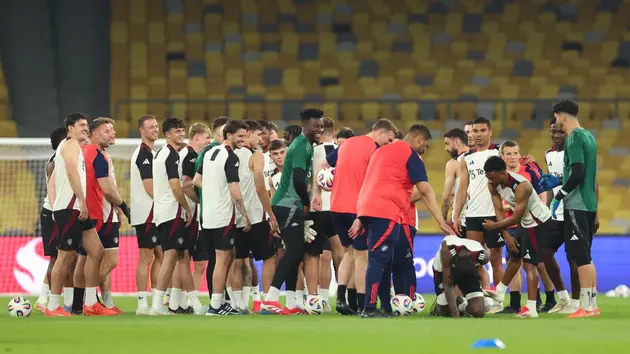 Manchester United tập làm quen sân Bukit Jalil