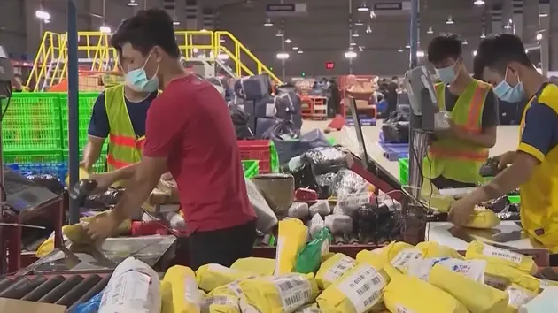 Lo ngại khi miễn thuế nhập khẩu hàng giá trị thấp