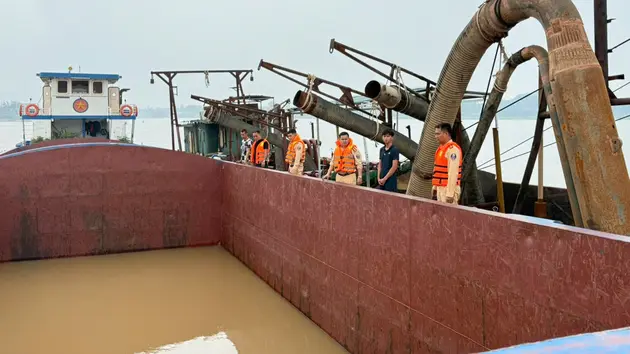 Hà Nội: Bắt giữ hai phương tiện khai thác cát trái phép

