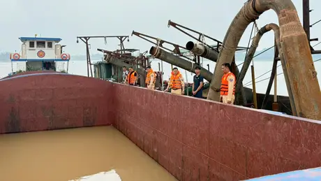 Hà Nội: Bắt giữ hai phương tiện khai thác cát trái phép


