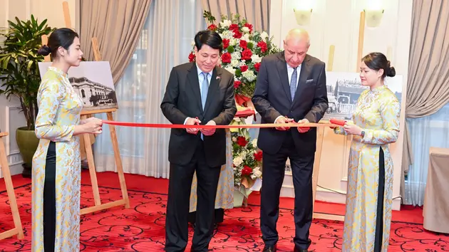 Khai mạc triển lãm ảnh của nhiếp ảnh gia Dezso Bozoky