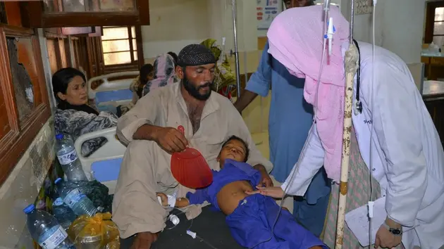 Nhiệt độ tăng vọt lên 52°C, hàng chục trẻ Pakistan nhập viện
