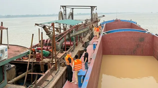 Truy đuổi hai tàu khai thác cát trái phép
