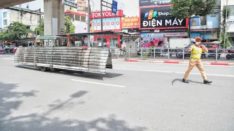 Hà Nội: Xử phạt hàng loạt tài xế chở hàng cồng kềnh