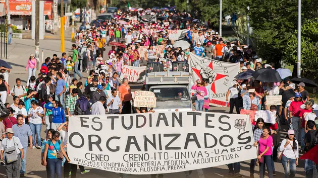 Giáo viên Mexico biểu tình ở đại lộ chính của Thủ đô