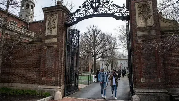 Ông Trump hoãn thu hồi quyền tuyển sinh quốc tế của Harvard