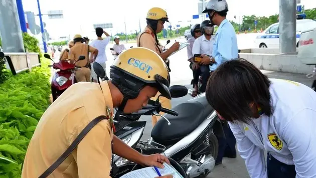 Có nên phạt người vi phạm giao thông lao động công ích?