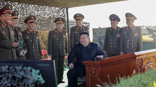 Ông Kim Jong-un giám sát cuộc thi bắn của pháo binh 