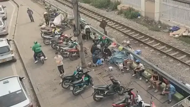 Giao thông lộn xộn ở khu vực cổng Bệnh viện Bạch Mai
