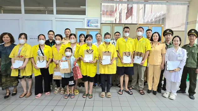 Ấm áp món quà yêu thương của CSGT Hà Nội